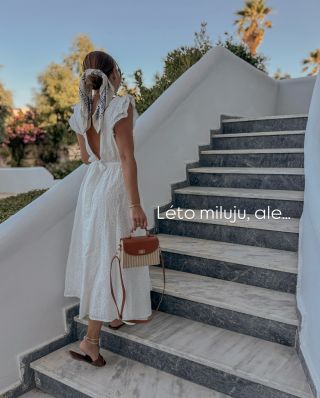 Čím jsem starší, tím víc prostě tíhnu k podzimu🍂 První dýňové latté, dlouhé procházky mezi listím, tmavé outfity, domácí...